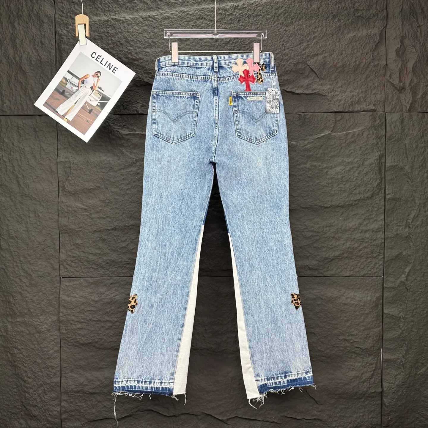 P280 GALLERY DEPT. & Croixin co-branded 2025 new limited edition spliced ​​trousers pink leopard print cross patch leather couple style bootcut jeans 🔥high version🔥high version🔥 top ceiling quality styles with different washed textures, very friendly to people with thin legs and thick legs, the bootcut version is very flattering leg shape timeless moderate length, easy and casual to match, basic styling for various styles, a must-have in the wardrobe! The fabric is stiff but also makes the upper body soft without losing texture. The washing process is even more perfect. It is a must-have item for everyone! ! ! Washed wheat, hang tag, pants label, three complete labels, color: blue, size: 28, 30, 32, 34, 36 (five sizes)